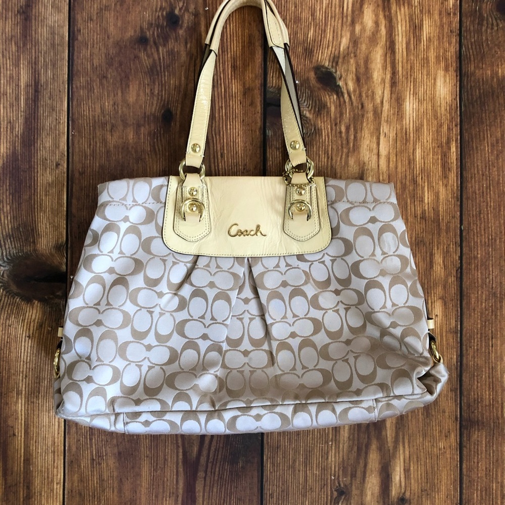 Gorgeous Coach Shoulder Bag